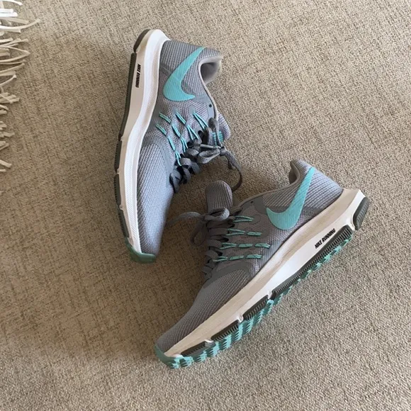 🪞 nike running shoes women’s size 5.5”