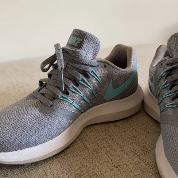 🪞 nike running shoes women’s size 5.5”
