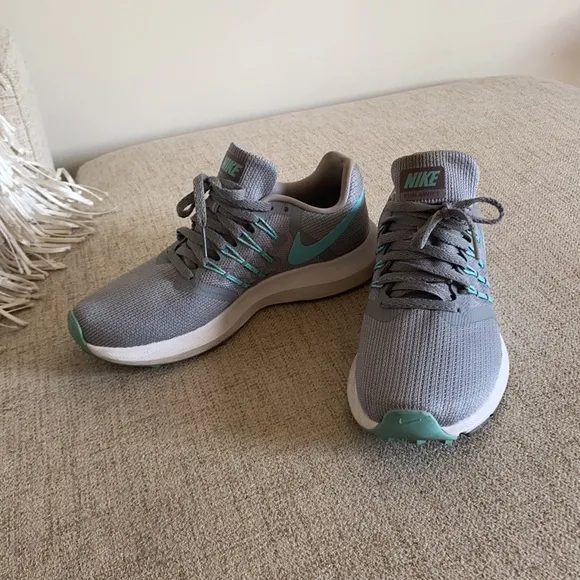 🪞 nike running shoes women’s size 5.5”