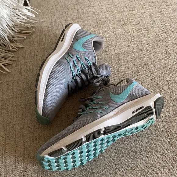 🪞 nike running shoes women’s size 5.5”