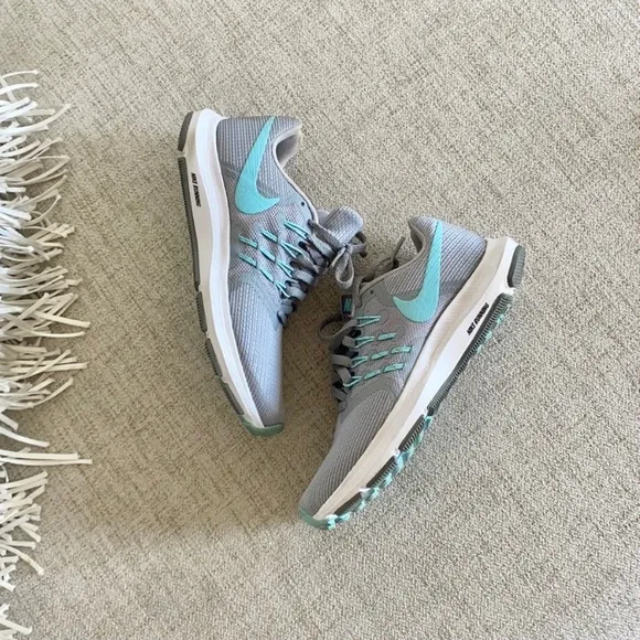🪞 nike running shoes women’s size 5.5”