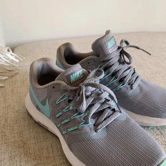 🪞 nike running shoes women’s size 5.5”