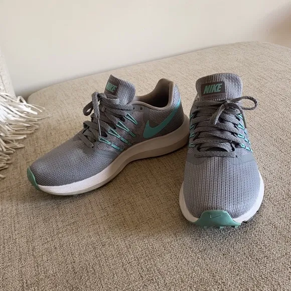 🪞 nike running shoes women’s size 5.5”
