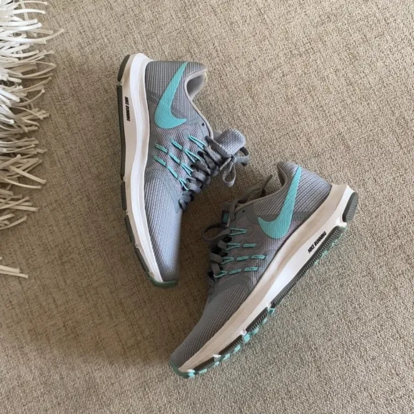 🪞 nike running shoes women’s size 5.5”