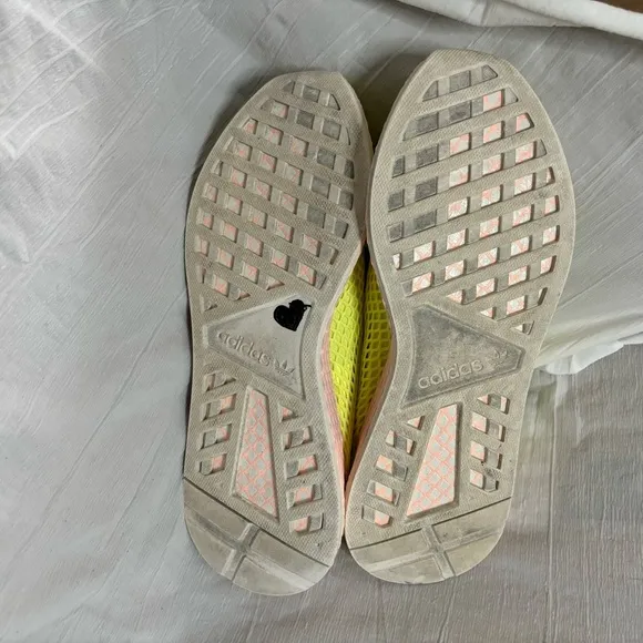 Adidas Deerupt “Glow” Women’s 9.5 Bright Yellow / Diamond Weave Pink