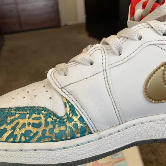 Air Jordan 1 Mid Sneakers 6Y White Metallic Gold Boys Girls  Sporty Shoes