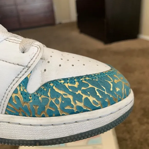 Air Jordan 1 Mid Sneakers 6Y White Metallic Gold Boys Girls  Sporty Shoes