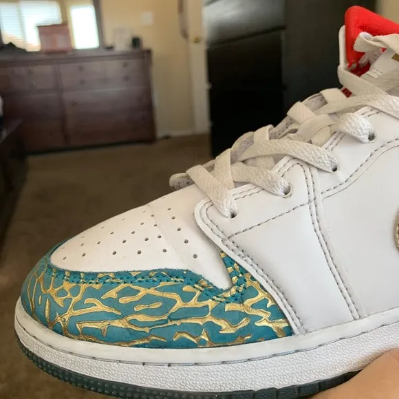 Air Jordan 1 Mid Sneakers 6Y White Metallic Gold Boys Girls  Sporty Shoes