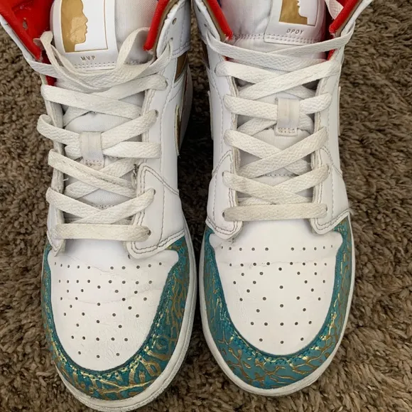 Air Jordan 1 Mid Sneakers 6Y White Metallic Gold Boys Girls  Sporty Shoes