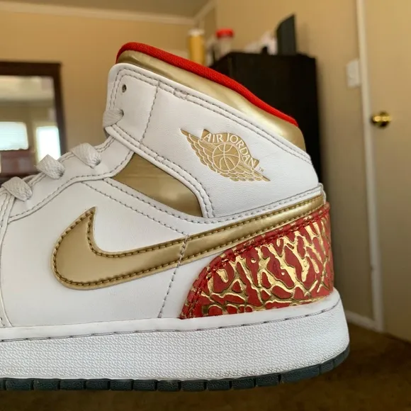 Air Jordan 1 Mid Sneakers 6Y White Metallic Gold Boys Girls  Sporty Shoes