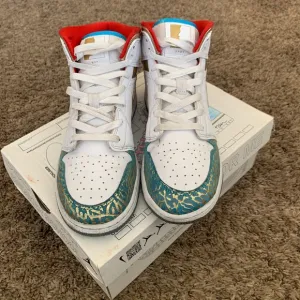 Air Jordan 1 Mid Sneakers 6Y White Metallic Gold Boys Girls  Sporty Shoes