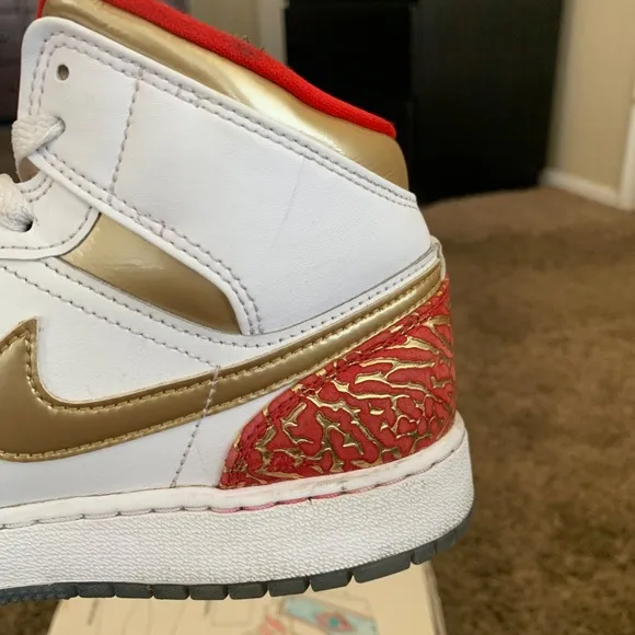 Air Jordan 1 Mid Sneakers 6Y White Metallic Gold Boys Girls  Sporty Shoes