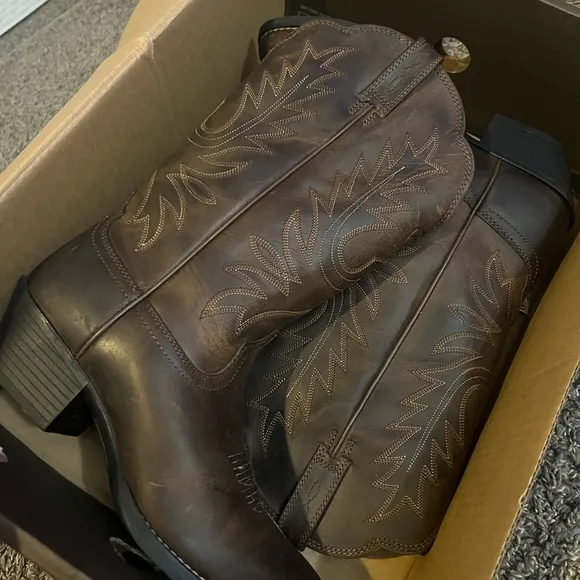 Ariat women’s s Distressed Brown Heritage R Toe Western Boot