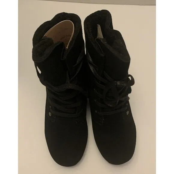 BearPaw Krista Black Suede Low Heel Size 8 Sheepskin/Wool Water Resistant Bootie