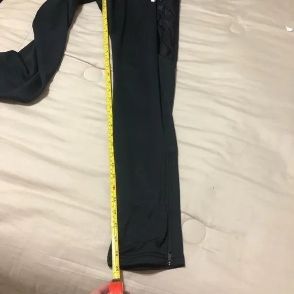 Black Men’s Under Armour size xsmall command warm-up pants