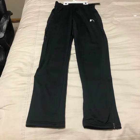Black Men’s Under Armour size xsmall command warm-up pants
