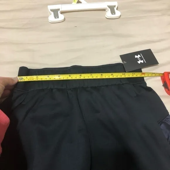 Black Men’s Under Armour size xsmall command warm-up pants