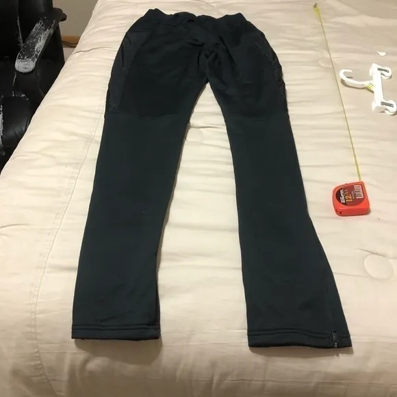 Black Men’s Under Armour size xsmall command warm-up pants