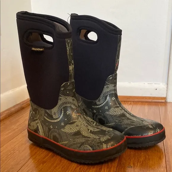 Bogs big kids size 6- snake Patterned Boots - black/green - winter/outdoor