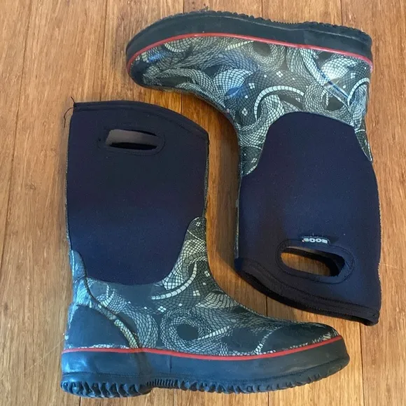 Bogs big kids size 6- snake Patterned Boots - black/green - winter/outdoor