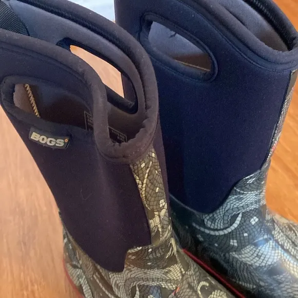 Bogs big kids size 6- snake Patterned Boots - black/green - winter/outdoor