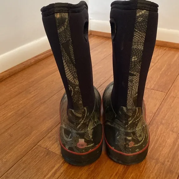 Bogs big kids size 6- snake Patterned Boots - black/green - winter/outdoor