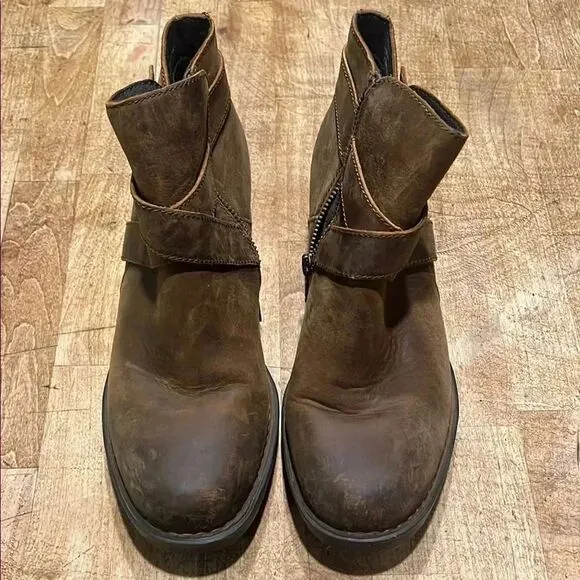Born brown Leather Boots