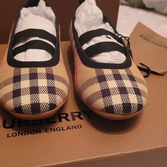 Brand new toddler Burberry shoes eur 27