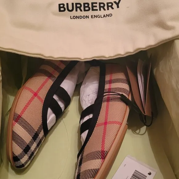 Brand new toddler Burberry shoes eur 27