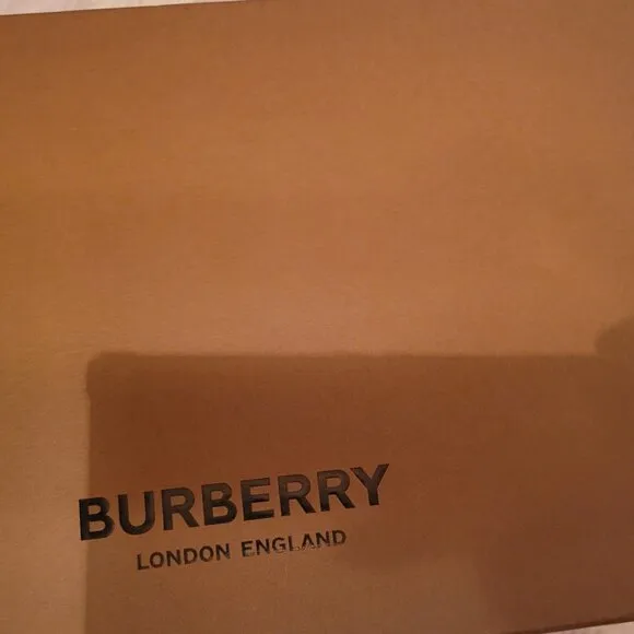 Brand new toddler Burberry shoes eur 27