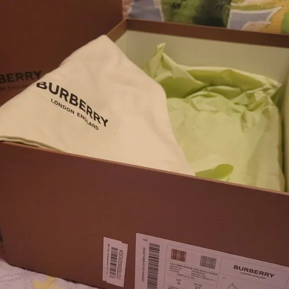 Brand new toddler Burberry shoes eur 27
