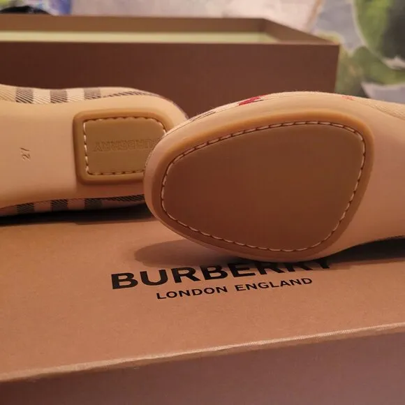 Brand new toddler Burberry shoes eur 27
