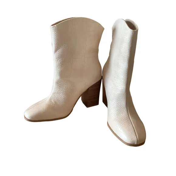 C. COMFORT CREAM COLOR CROC EMBOSSED VEGAN LEATHER HEELED BOOTS 9 NWOB