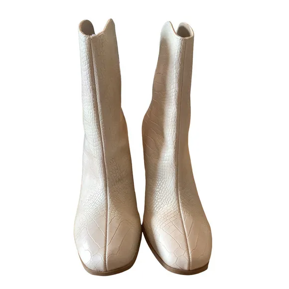 C. COMFORT CREAM COLOR CROC EMBOSSED VEGAN LEATHER HEELED BOOTS 9 NWOB