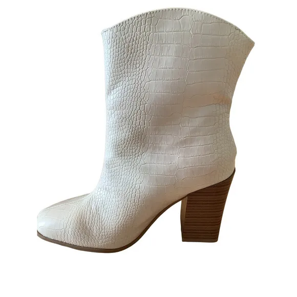 C. COMFORT CREAM COLOR CROC EMBOSSED VEGAN LEATHER HEELED BOOTS 9 NWOB