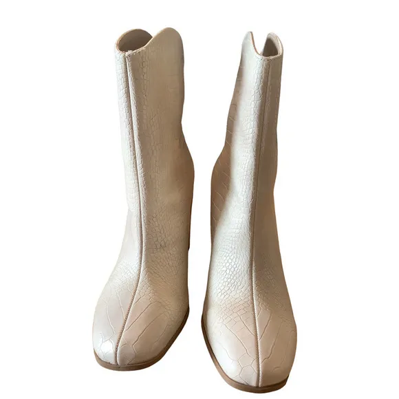 C. COMFORT CREAM COLOR CROC EMBOSSED VEGAN LEATHER HEELED BOOTS 9 NWOB
