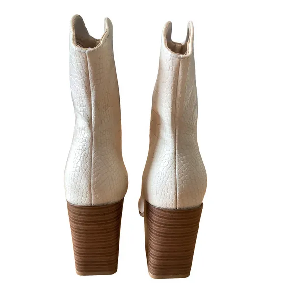 C. COMFORT CREAM COLOR CROC EMBOSSED VEGAN LEATHER HEELED BOOTS 9 NWOB