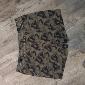 Camouflage grommet shorts