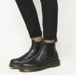 *CCO SALE* Dr. Martins 2976 Smooth Leather Chelsea Boots Women’s 5