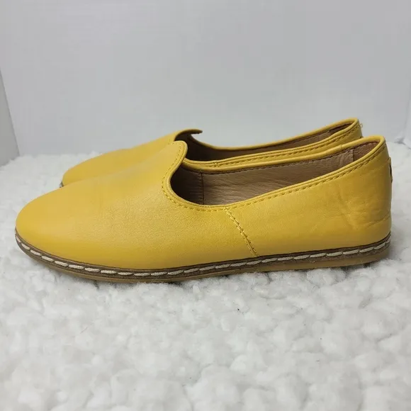 Charix Artisan Womens Slip On Shoes Size 7 Yellow Flat Leather