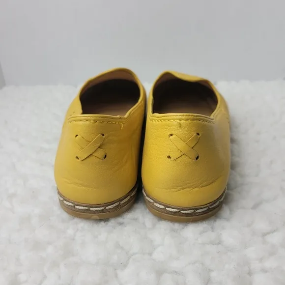 Charix Artisan Womens Slip On Shoes Size 7 Yellow Flat Leather