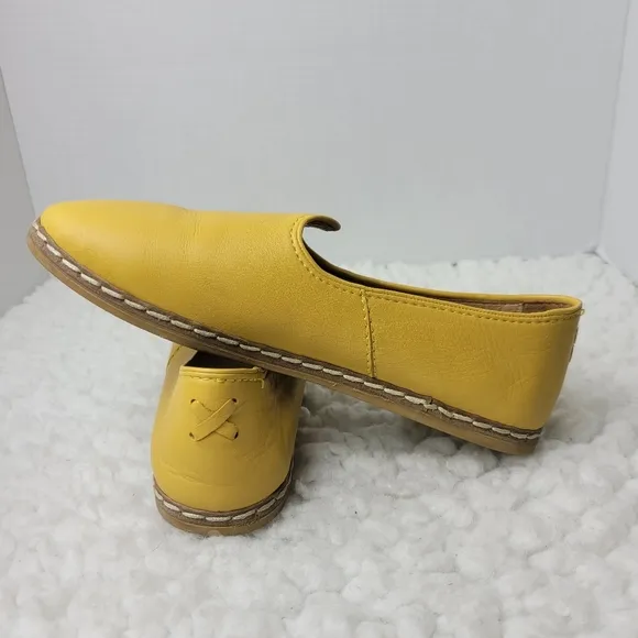 Charix Artisan Womens Slip On Shoes Size 7 Yellow Flat Leather