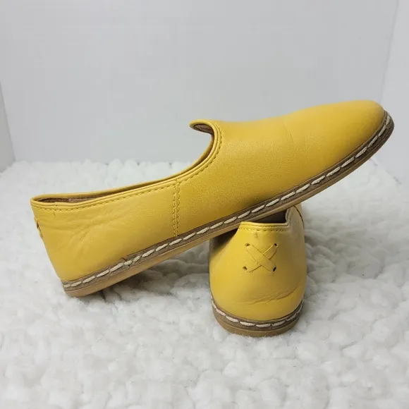 Charix Artisan Womens Slip On Shoes Size 7 Yellow Flat Leather