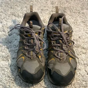 Columbia GUC gray/yellow hiking shoes Size 10.5