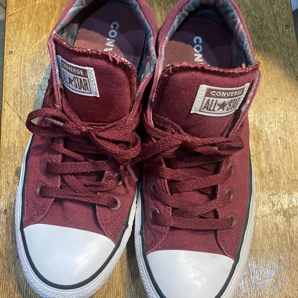 Converse All Stars Chucks Slip in Burgundy Sneakers
