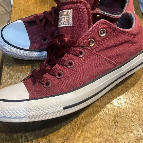 Converse All Stars Chucks Slip in Burgundy Sneakers
