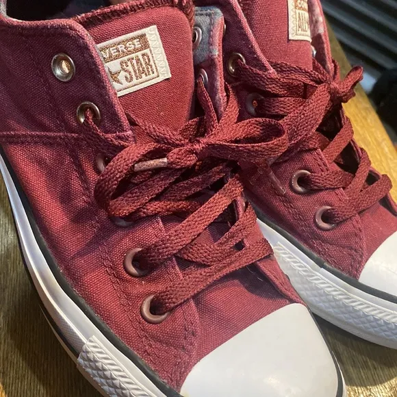 Converse All Stars Chucks Slip in Burgundy Sneakers