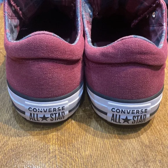 Converse All Stars Chucks Slip in Burgundy Sneakers