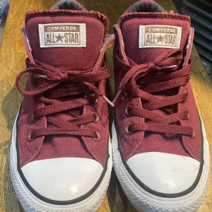 Converse All Stars Chucks Slip in Burgundy Sneakers