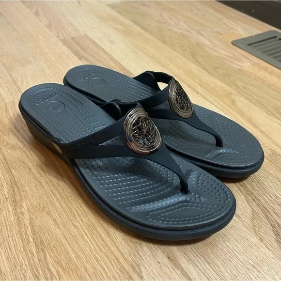 Crocs Sanrah Sandals Sz 9 Black Silver Medallion Shoes Women’s